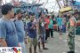 Danramil Sikakap Goro Bersama Dengan Nelayan Bersihkan Area Seputaran Pelabuhan Perikanan