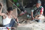 Babinsa Sikakap Motivasi Pengrajin Keranjang Rotan di Dusun Sibai-bai