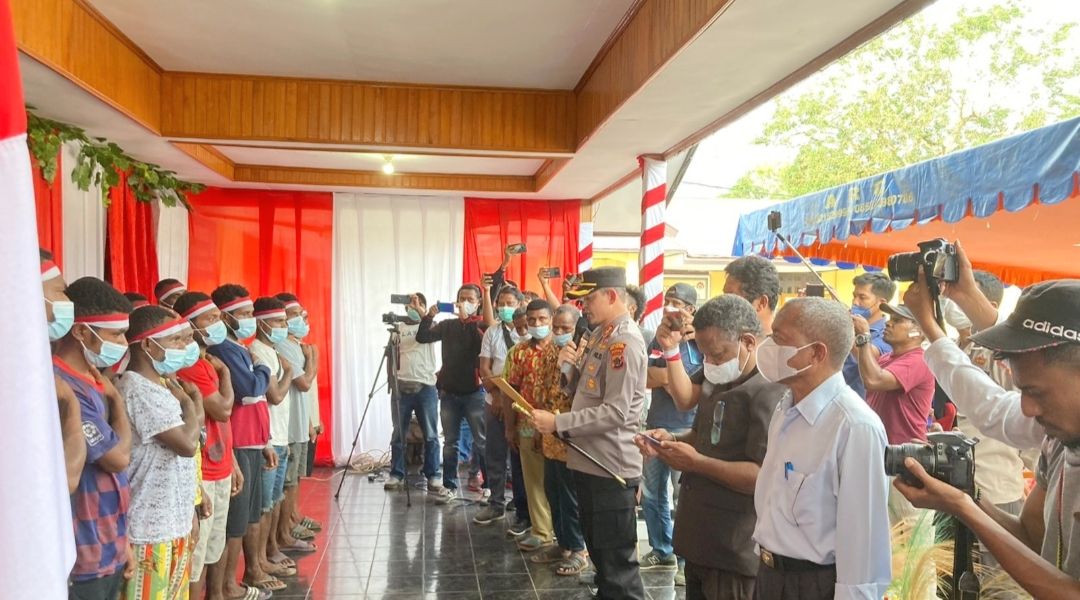 KKB Kampung Ambaidiru Menyerahkan Diri dan Kembali Kepangkuan NKRI