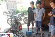 Pemuda Pengangguran di Motivasi Babinsa Sikakap Belajar Las Besi di Dusun Mabolak