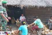 Inovatif Babinsa Siberut Ajak Warga Manfaatkan Tempurung Jadikan Arang Batok