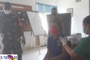 Babinsa Sikakap Dampingi Serbuan Vaksinasi di Puskesmas Saumanganyak