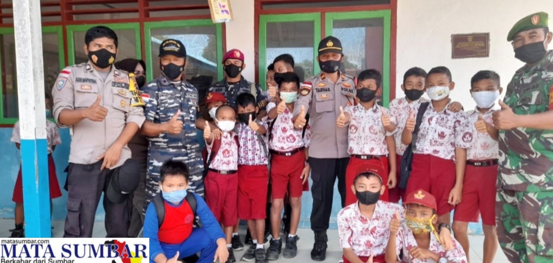 Vaksin Perdana Bagi Anak Usia 6-11 Tahun di SD 15 Dusun HVA di Dampingi TNI-Polri
