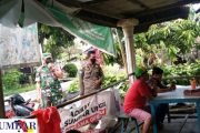 Babinsa Sipora Bersama Satpol PP Lakukan Pengendalian PPKM di Sejumlah Lokasi