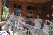 Kurangi Pengangguran, Babinsa Siberut Edukasi Pemuda Buat Jaring Penangkap Ikan