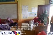 Babinsa Sikabaluan Dampingi Vaksinasi Anak di SDN 12 Mongan Poula