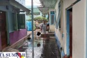 Pasca Banjir Semalam, Warga Mulai Bersihkan Lingkungan Rumah