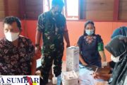 Hari Libur, Babinsa Sikabaluan Tetap Dampingi Warga Vaksinasi di Balai Dusun Pokai