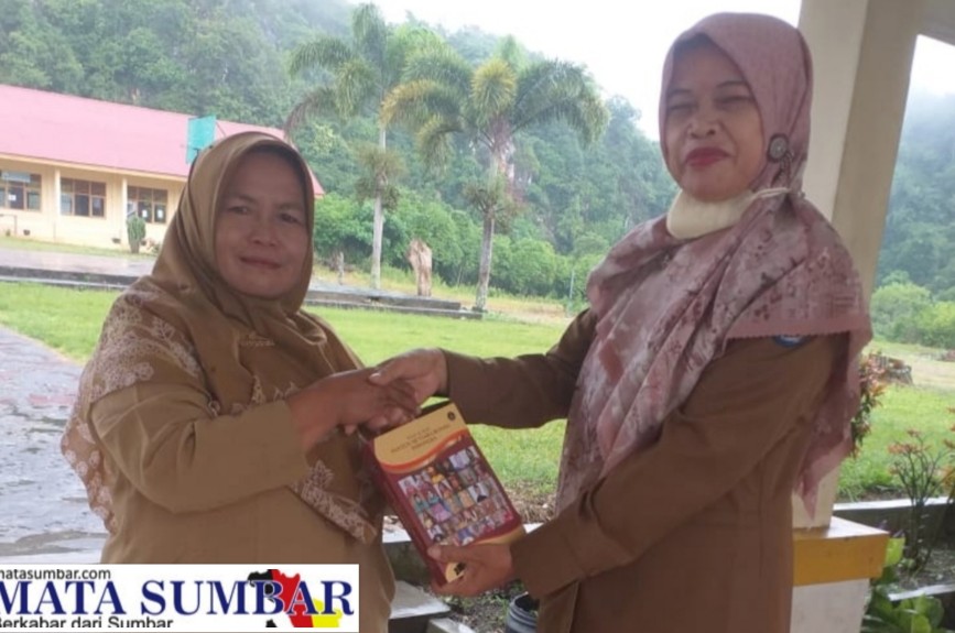 Guru UPTD SMPN 5 Halaban Lolos Sebagai Salah Satu Penulis Buku Pantun Mutiara Budaya Indonesia