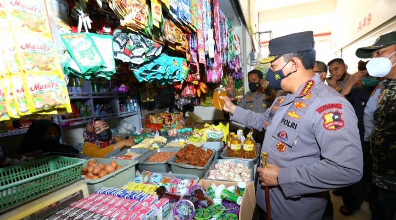 Pastikan Ketersediaan Minyak Curah dan Sembako, Kapolri Tinjau Pasar Sehat Sabilulungan Soreang