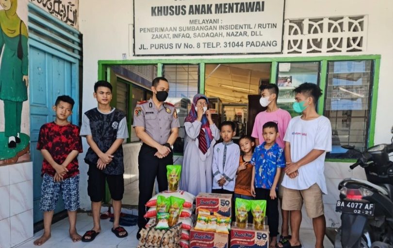 Kompol Albert Zai Berikan Sembako Untuk Anak Mentawai di Panti Asuhan Padang