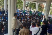 Unjuk Rasa di DPRD Tanah Datar, Sempat Terjadi Aksi Saling Dorong dengan Aparat