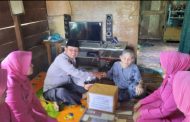 Polsek Sikakap di HUT ke-76 Bhayangkara Berikan Bantuan Sembako Kepada Warakauri