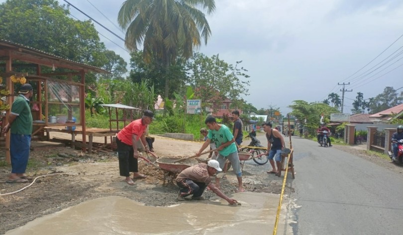 Miris!Tak Ada Perhatian, Jalan Provinsi Yang Rusak Akhirnya di Kerjakan Warga Andaleh Secara Swadaya
