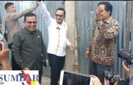 Lambaian Serta Sorakan Murid Sekolah dan Masyarakat Kota Batusangkar, Menandakan Lapangan Cindua Mato Kembali di Buka Bupati Eka Putra