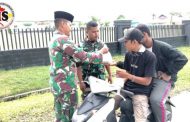 Kodim 0319 Mentawai Berbagi Takjil Kepada Masyarakat