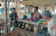 Bahas Hasil Ekonomi Pasca Lebaran, Babinsa Komsos Dengan Warga