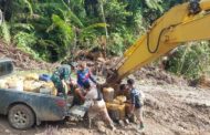 Satgas TMMD Bersama Warga Mobilisasi BBM Untuk Alat Berat
