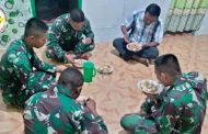 Rasa Kekeluargaan, Satgas TMMD Makan Bersama Dengan Orang Tua Asuh
