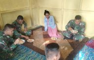 Momen Kekeluargaan, Satgas TMMD ke-116 Makan Bersama Dengan Orang Tua Asuh