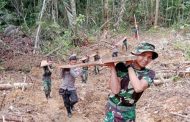 Satgas TMMD dan Warga Arungi Medan Perbukitan Lansir Material Kayu