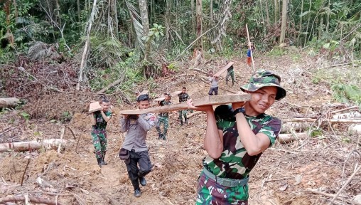 Satgas TMMD dan Warga Arungi Medan Perbukitan Lansir Material Kayu