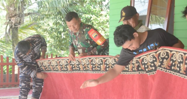 Satgas TMMD dan Warga Goro Bersama Bersihkan Masjid Nurul Iman SP III Desa Bukit Pamewa