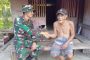 Potret Keakraban Anggota Satgas TMMD ke-116 Dengan Orang Tua Asuh di Dusun Berkat