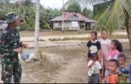 Luangkan Waktu Istirahat, Satgas TMMD Bermain Dengan Anak-anak