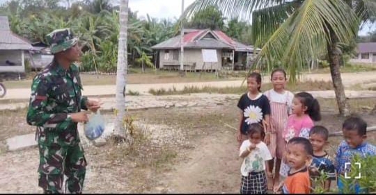 Luangkan Waktu Istirahat, Satgas TMMD Bermain Dengan Anak-anak