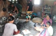 Sesibuk Apapun, Satgas TMMD Tetap Luangkan Waktu Bantu Orang Tua Asuh Memasak di Dapur