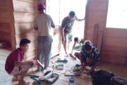 Pembangunan Relokasi RTLH Agus Jumari Tahap Pemasangan Pintu dan Jendela