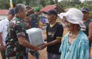 Kunjungi Dusun Berkat, Danrem 032/Wbr Berbagi Sembako Kepada Warga