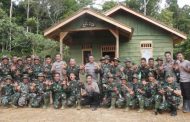 Keakraban Satgas TMMD Ke-116 Bersama Brigjen TNI Rayen Obersyl