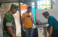 Giat Produktif Babinsa Koramil 04 Sikakap Bantu Warga Pasarkan Es Batu ke Nelayan