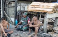 Babinsa Serka Sopian Edukasi Penjual Sagu Melalui Komsos