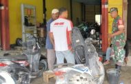Edukasi Warga, Babinsa Serka Sopian Sambangi Penilik Bengkel di Muara Siberut