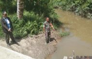 Babinsa 01 Sikabaluan Pantau Wilayah Rawan Banjir
