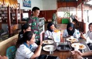 Bahas Permodalan, Babinsa 04 Sikakap Komsos Dengan Personel PNM