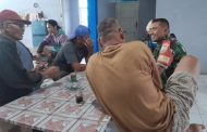 Babinsa Serda Irfan Komsos Dengan Warga Bahas Hasil Kebun dan Kondisi Cuaca