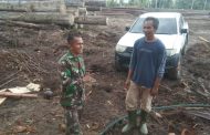Komsos Babinsa Serda Sudirman Dengan Warga Binaan Bahas Pembuatan Rumah dan Biaya Tukang