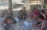 Babinramil 04 Sikakap Bangun Komsos Dengan Buruh Angkut