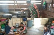 Sambangi Warga, Babinsa Koramil 01 Sikabaluan Masuk Dapur Bantu Masak