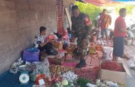 Babinramil 01 Sikabaluan Pantau Bahan Pangan di Pasar Tradisional