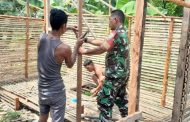 Babinsa Koramil 01 Sikabaluan Bantu Bangun Kandang Ayam Milik Warga