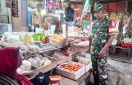 Babinsa 02 Muara Siberut Cek Harga Sembako di Warung