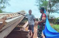 Komsos Babinsa Serka Syopiandi Sambangi Warga Pembuat Perahu di Desa Muntei