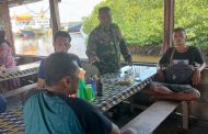Komsos Dengan Buruh Bongkar Muat Pelabuhan Pokai, Ini Arahan Babinsa Serda Muskhandar