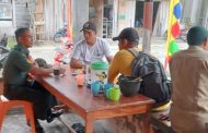 Sambut HUT RI, Babinsa Serka Dendi Komsos Dengan Ketua Karang Taruna Desa Tuapeijat