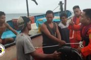 4 Nelayan Asal Pasarpuat Berhasil di Evakuasi SAR Mentawai di Perairan Pantai Mapaddegat